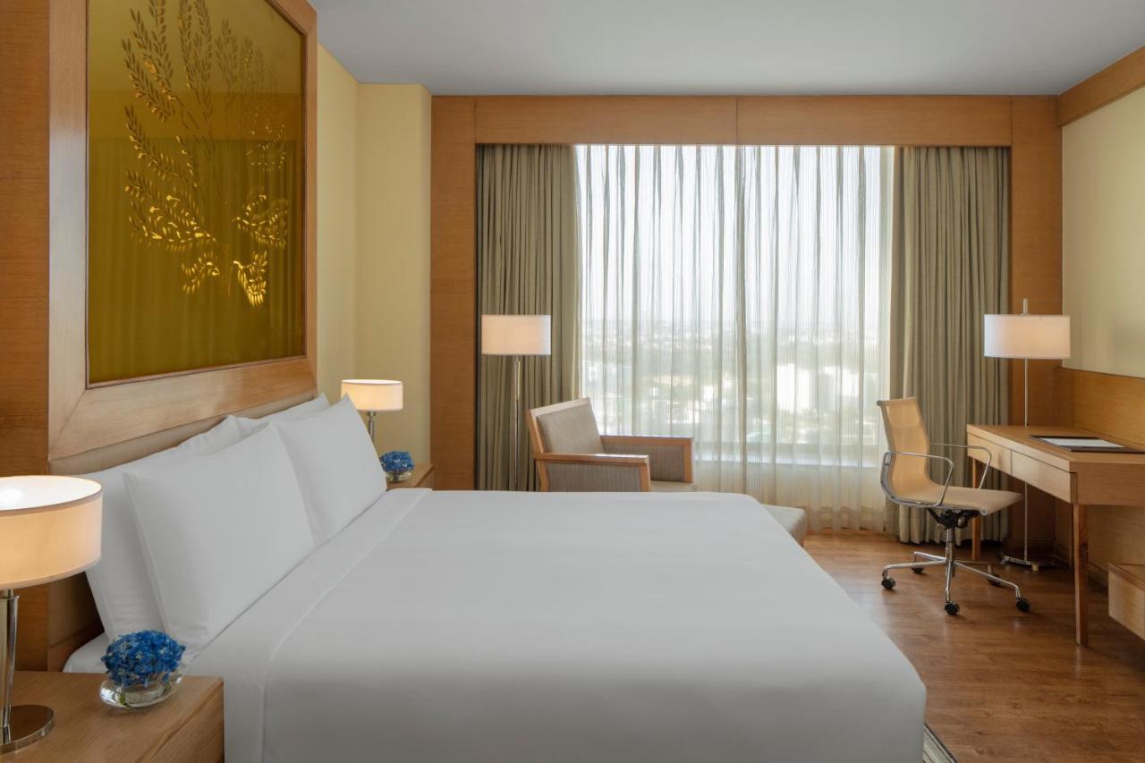 Radisson Blu Hotel New Delhi Dwarka Exterior foto A room at the hotel