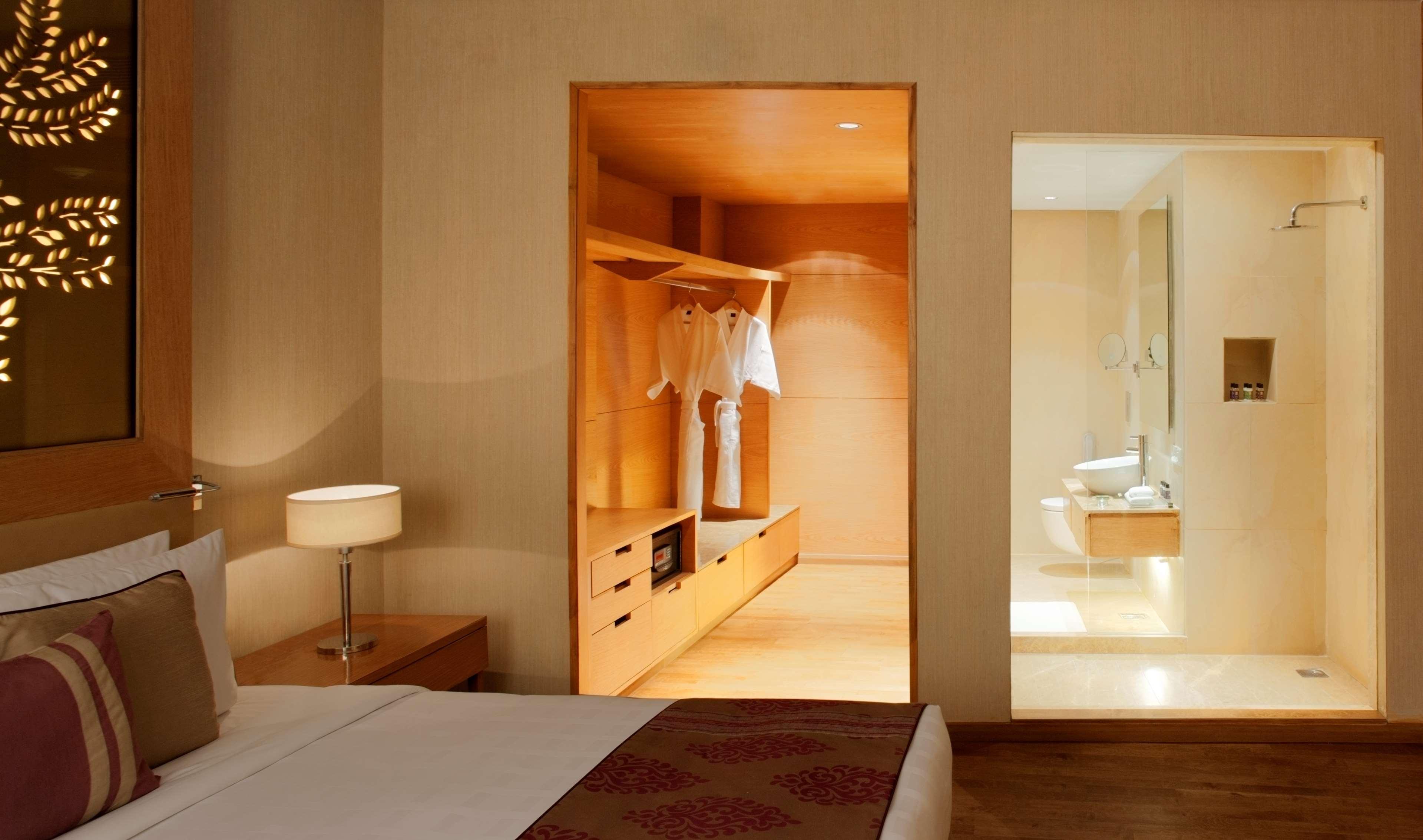 Radisson Blu Hotel New Delhi Dwarka Habitación foto A room at the hotel