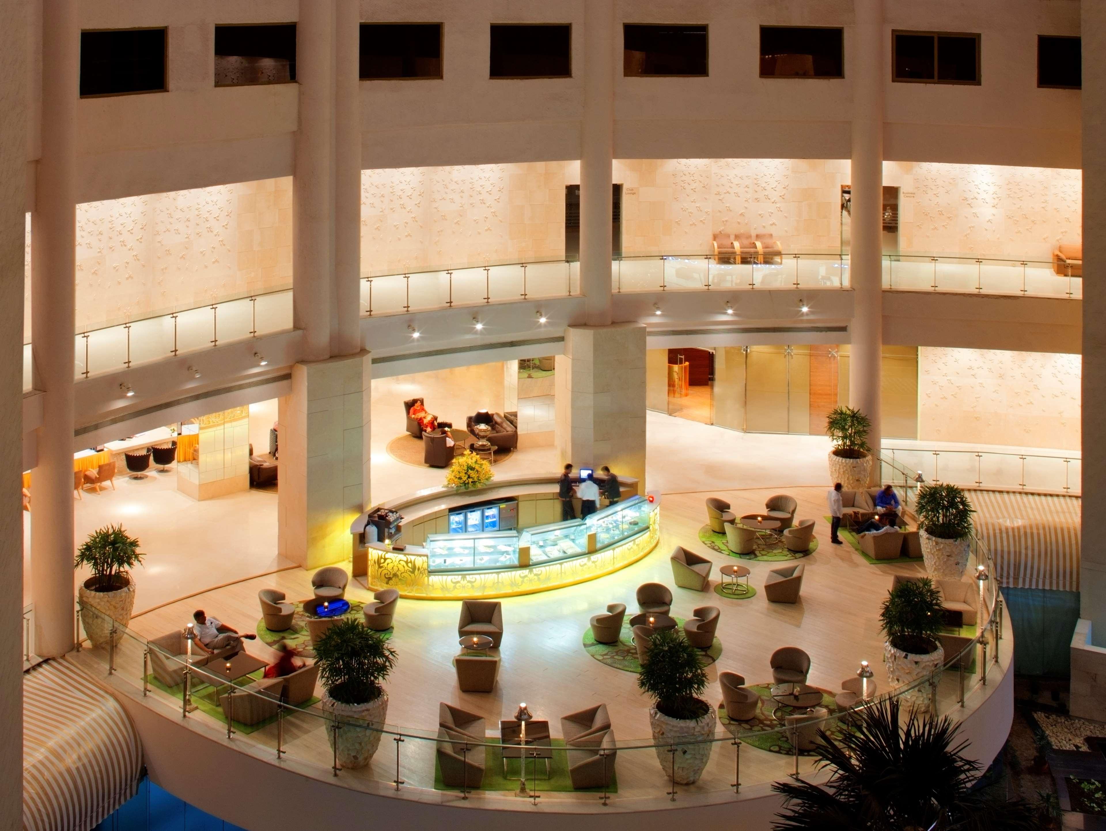 Radisson Blu Hotel New Delhi Dwarka Exterior foto The lobby of the hotel