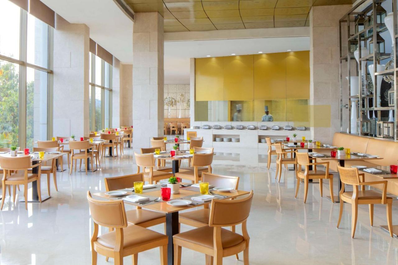 Radisson Blu Hotel New Delhi Dwarka Exterior foto The restaurant