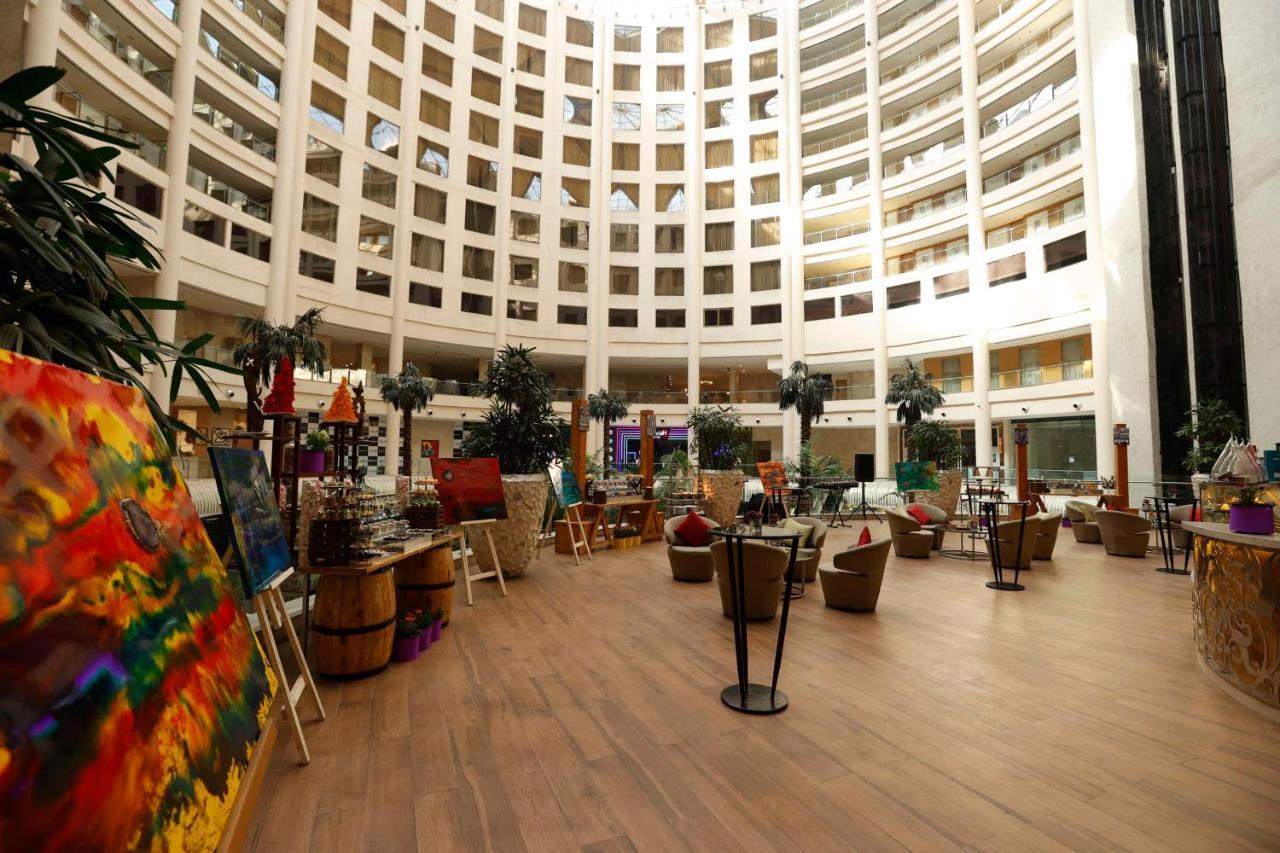 Radisson Blu Hotel New Delhi Dwarka Exterior foto The lobby of the hotel