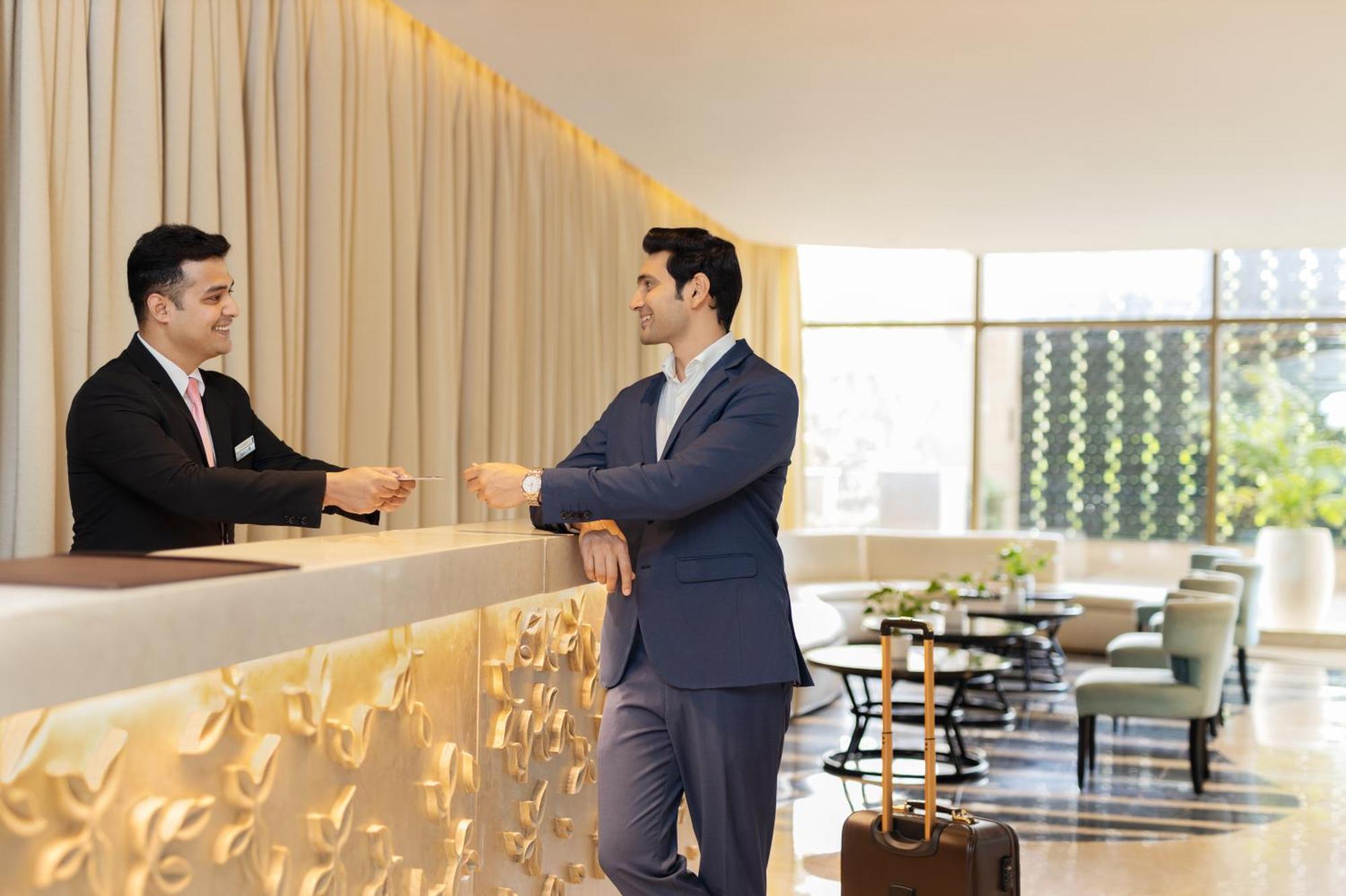 Radisson Blu Hotel New Delhi Dwarka Exterior foto A guest checking in at a hotel