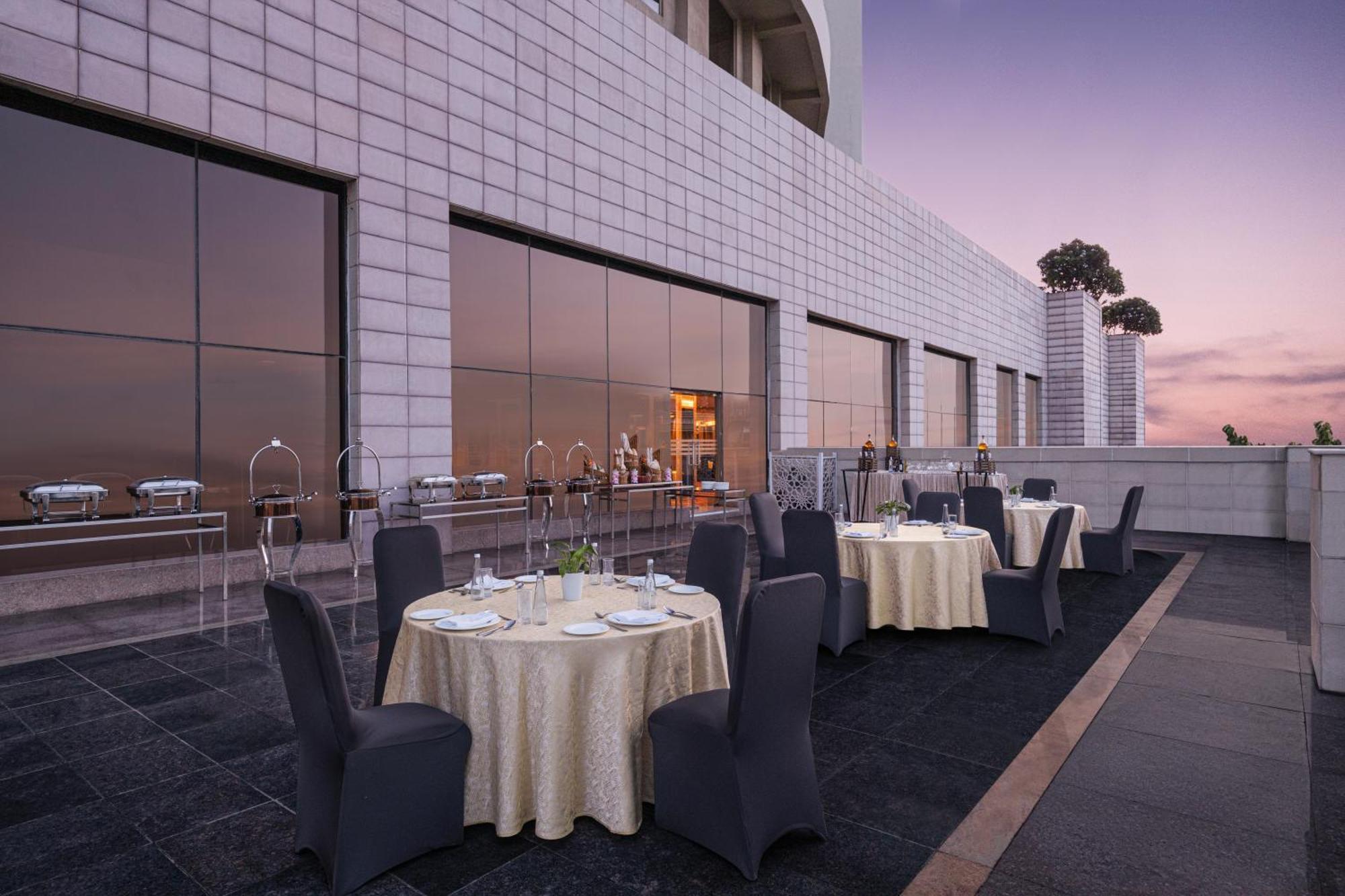 Radisson Blu Hotel New Delhi Dwarka Exterior foto The Club Lounge at the 36th floor